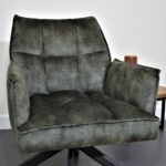 Fauteuil Tino - Stof Adore Hunter 156 met zwart stalen draaibare poot - Vooraanzicht Sfeerfoto