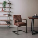 Tower Living Eetkamerstoel Ferro Met Armleuningen Microvezel Savannah Dark Brown Sfeerfoto (2)