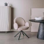 Tower Living Eetkamerstoel Imola Swivel Stof Ascot 12 Beige Sfeerfoto