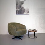 Fauteuil Macone - Eco leer Bull 59 Moss Vooraanzicht schuin Sfeerfoto